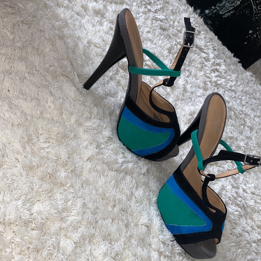 Heels - Picture 2 of 2